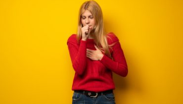 Viêm phổi không sốt có triệu chứng gì? Nguyên nhân, cách điều trị